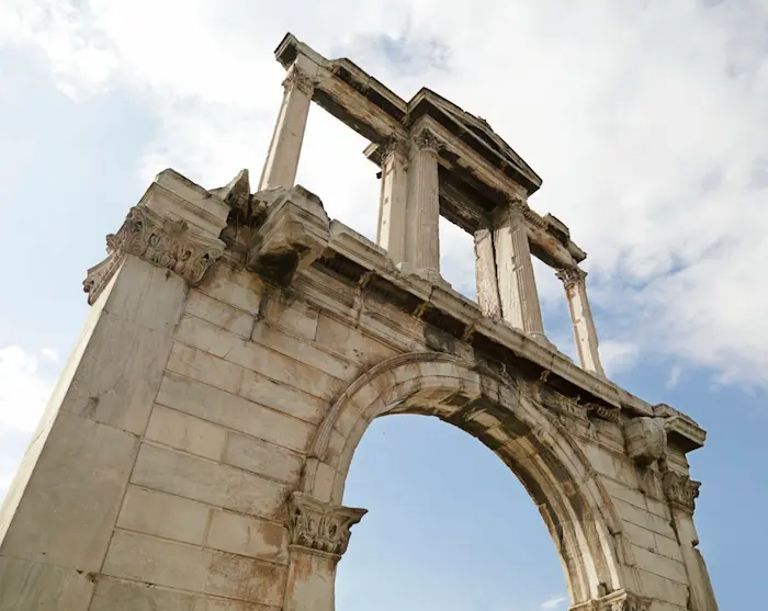 Арка Адриана в Афинах — римские ворота между древним городом и Олимпейоном