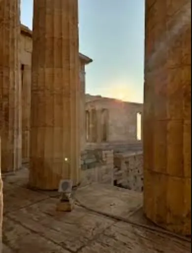 Вид через Пропилеи на Парфенон