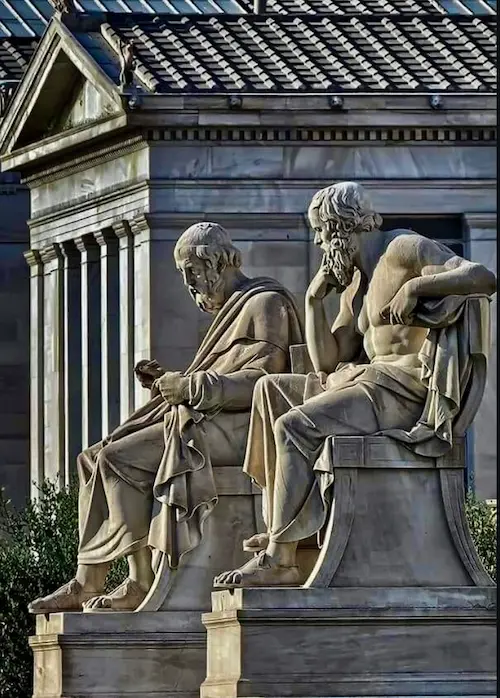 Statuen von Platon und Athena an der Akademie