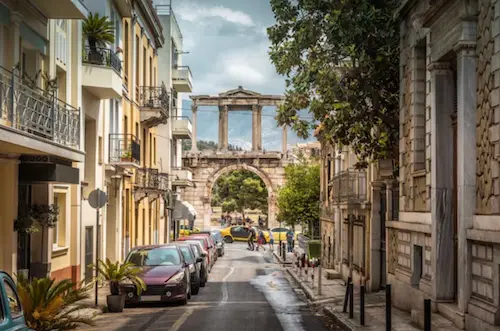 Hadrianstor mit Akropolis im Hintergrund