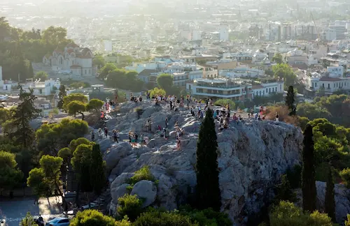 Areopag vor der Kulisse des modernen Athen