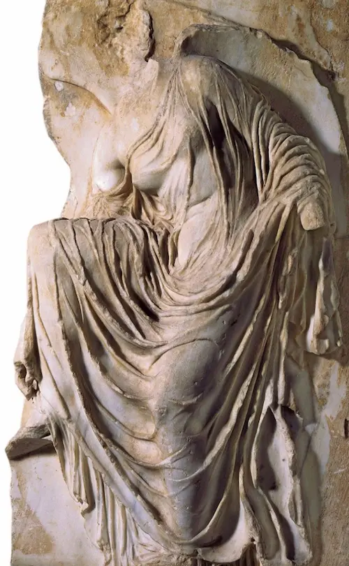 Рельеф Ники, завязывающей сандалию