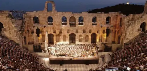 Одеон вечером во время фестиваля