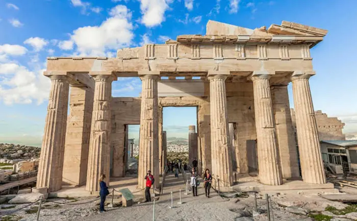 Propyläen — dorische Säulen