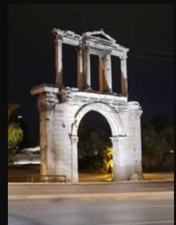 Арка Адриана ночью