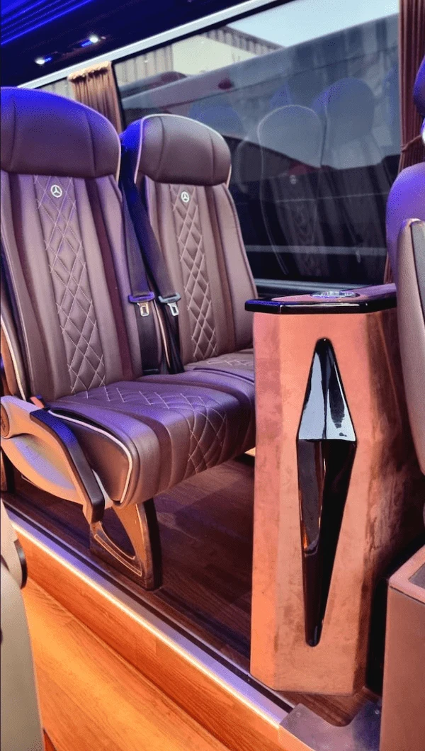 Autobús VIP Mercedes Sprinter con conductor en Atenas
