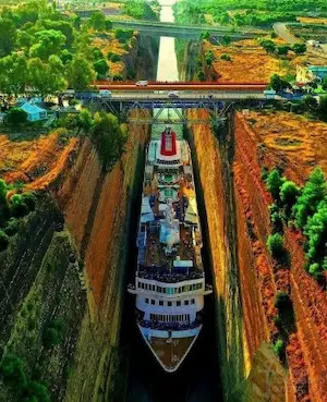 Коринфский канал: вид с моста