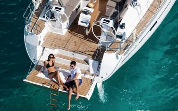 Купание с яхты у острова Мони