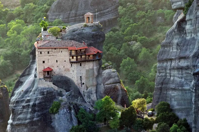 Météores : panorama avec monastères